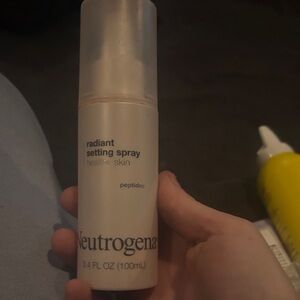 Neutrogena Radiant Setting Spray healthy skin